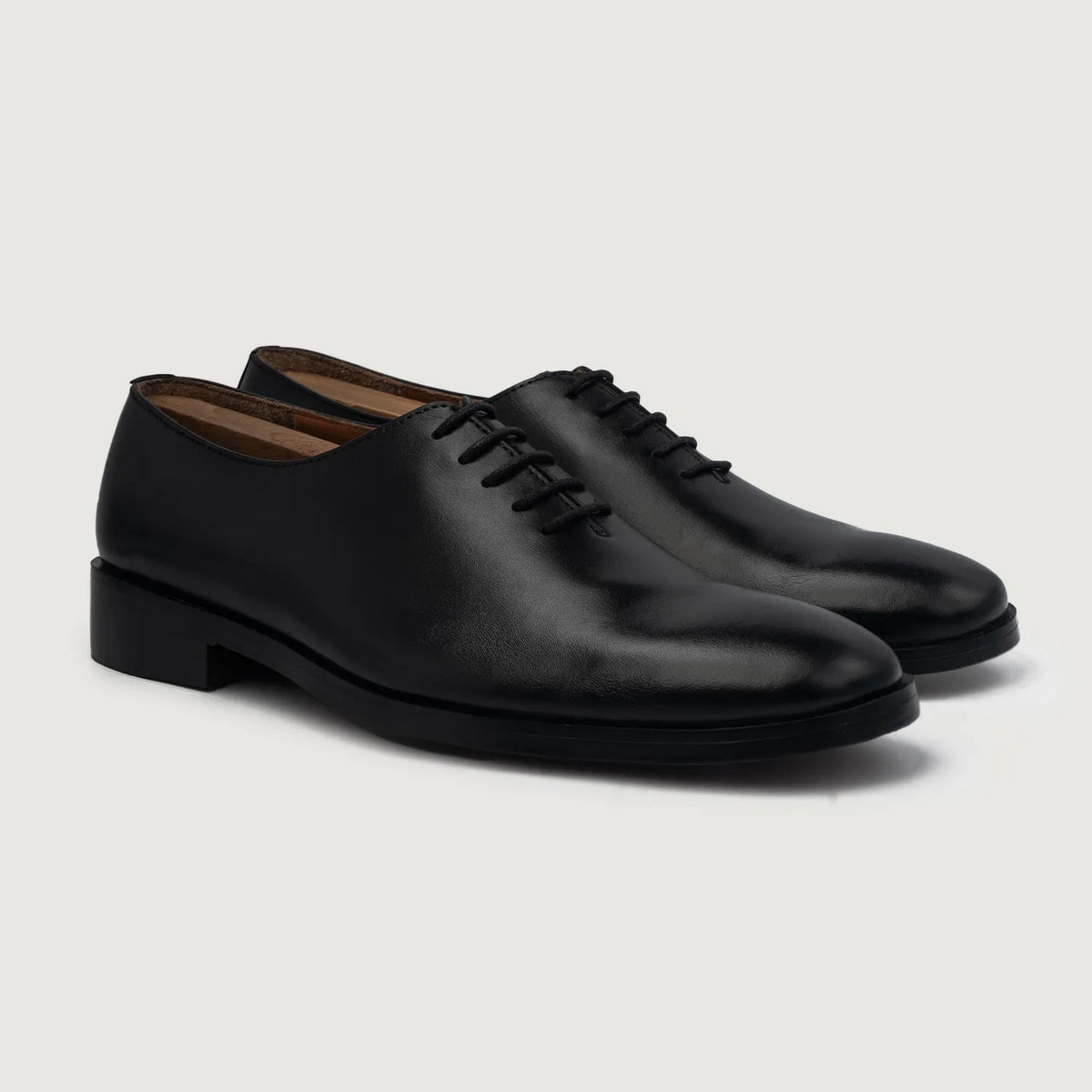 Director Wholecut Svart Läderskor för Herr For Men in White Full-Grain Leather - Framifrån med skräddarsydd silhuett | Handla online