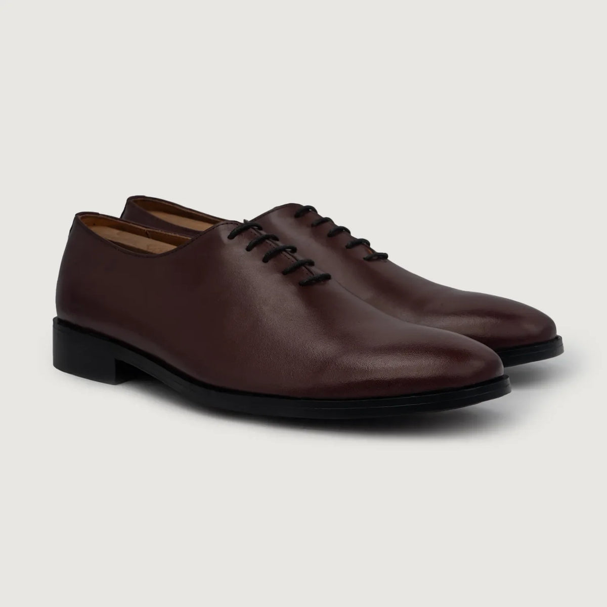Director Wholecut Kastanjebrun Läderskor för Herr For Men in Maroon Full-Grain Leather - Framifrån med skräddarsydd silhuett | Handla online
