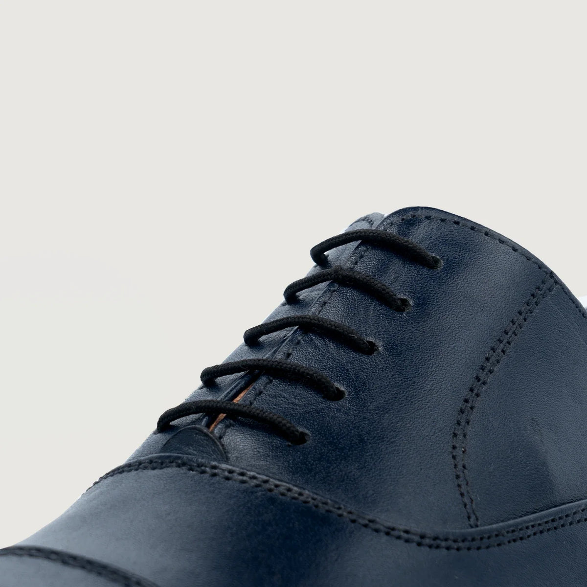High-Traction Rubber Outsole & Lug Tread Pattern on Professor Oxford Midnight Blå Läderskor för Herr For Men