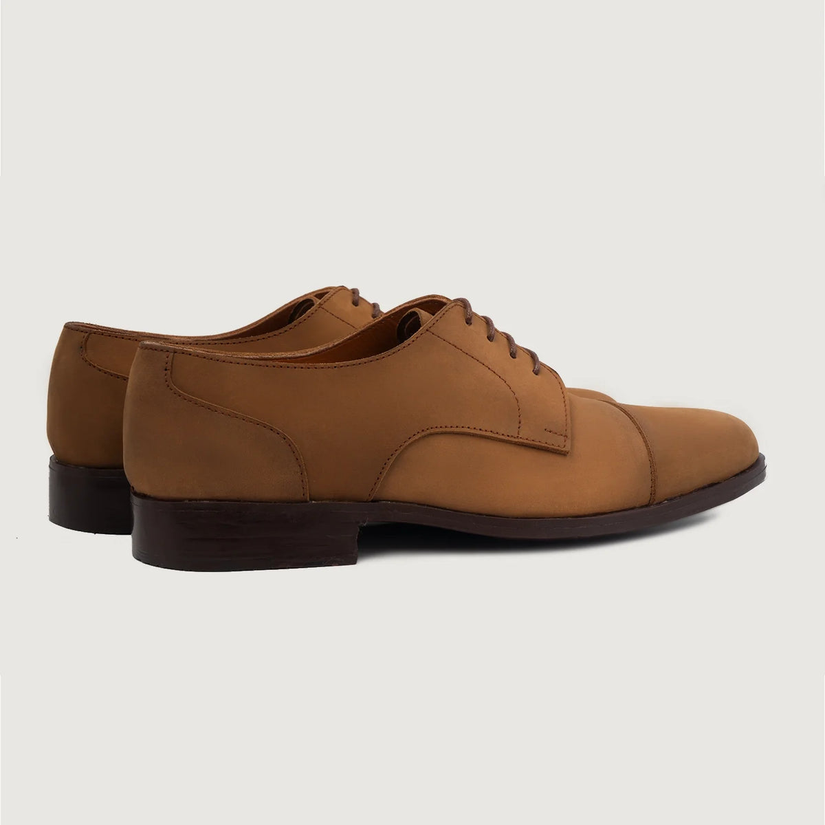 High-Traction Rubber Outsole & Lug Tread Pattern on Attorney Derby Brun Nubuck Läderskor för Herr For Men