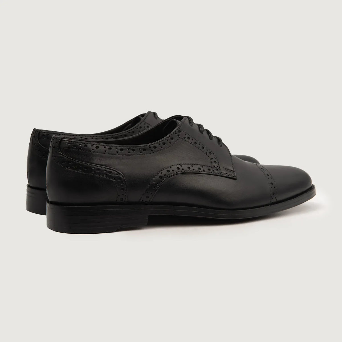 High-Traction Rubber Outsole & Lug Tread Pattern on Dirk Brogues Derbyskor i läder för Herr