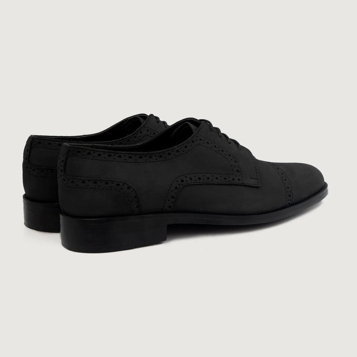 High-Traction Rubber Outsole & Lug Tread Pattern on Dirk Brogues Derby Svart Nubuck Läderskor för Herr For Men