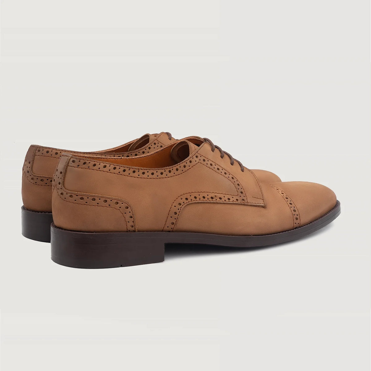 High-Traction Rubber Outsole & Lug Tread Pattern on Dirk Brogues Derby Brun Nubuck Läderskor för Herr For Men