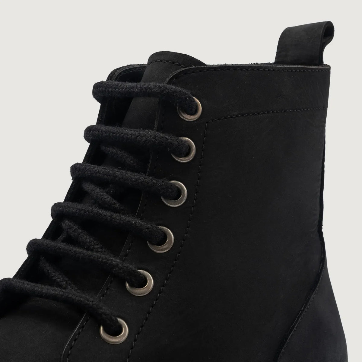 High-Traction Rubber Outsole & Lug Tread Pattern on Knight Derby Svart Nubuck Läderkängor för Herr For Men