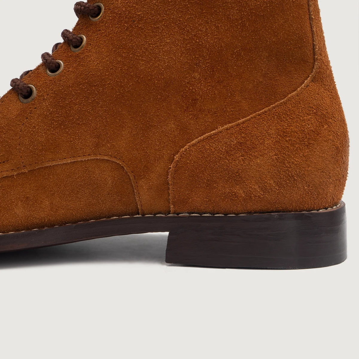 High-Traction Rubber Outsole & Lug Tread Pattern on Knight Derby Brun Suede Läderkängor för Herr
