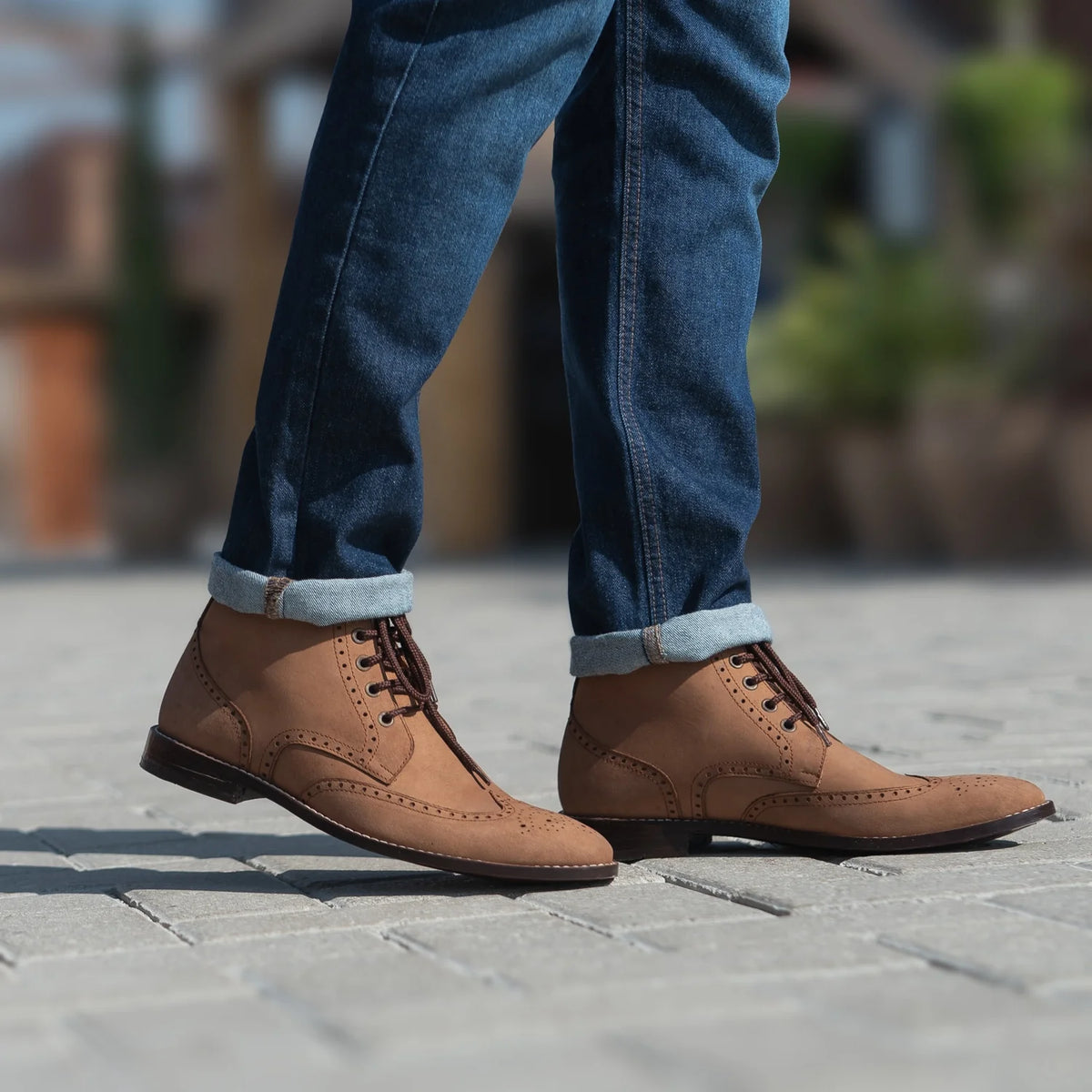 Passformsperspektiv på  Duster Brogues Derby Brun Nubuck Läderkängor för Herr For Men på modell i naturligt dagsljus