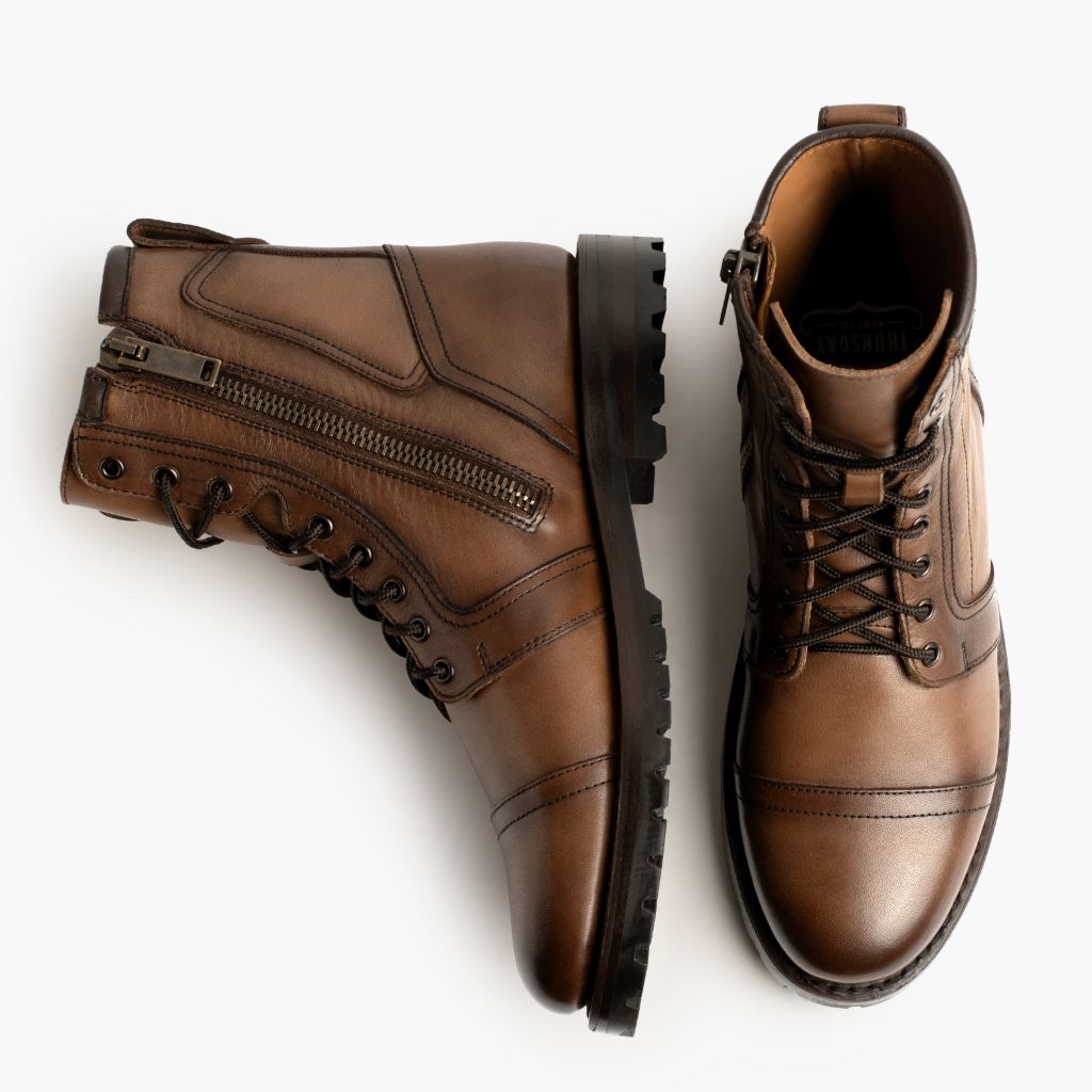Närbildsdetalj of Classic Collar & Heavy-Duty Zipper Hardware on Casa Moto Amber Wheat Läderkängor för Herr