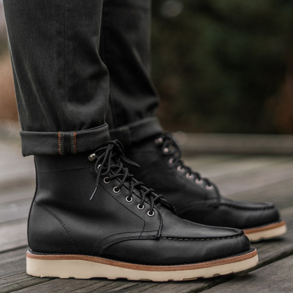 High-Traction Rubber Outsole & Lug Tread Pattern on Diplomat Svart Matte Läderkängor för Herr