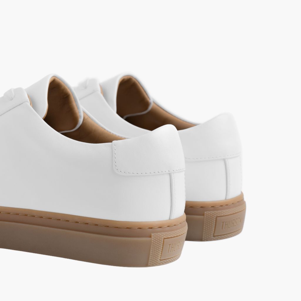 High-Traction Rubber Outsole & Lug Tread Pattern on Legacy White Lädersneakers för Herr