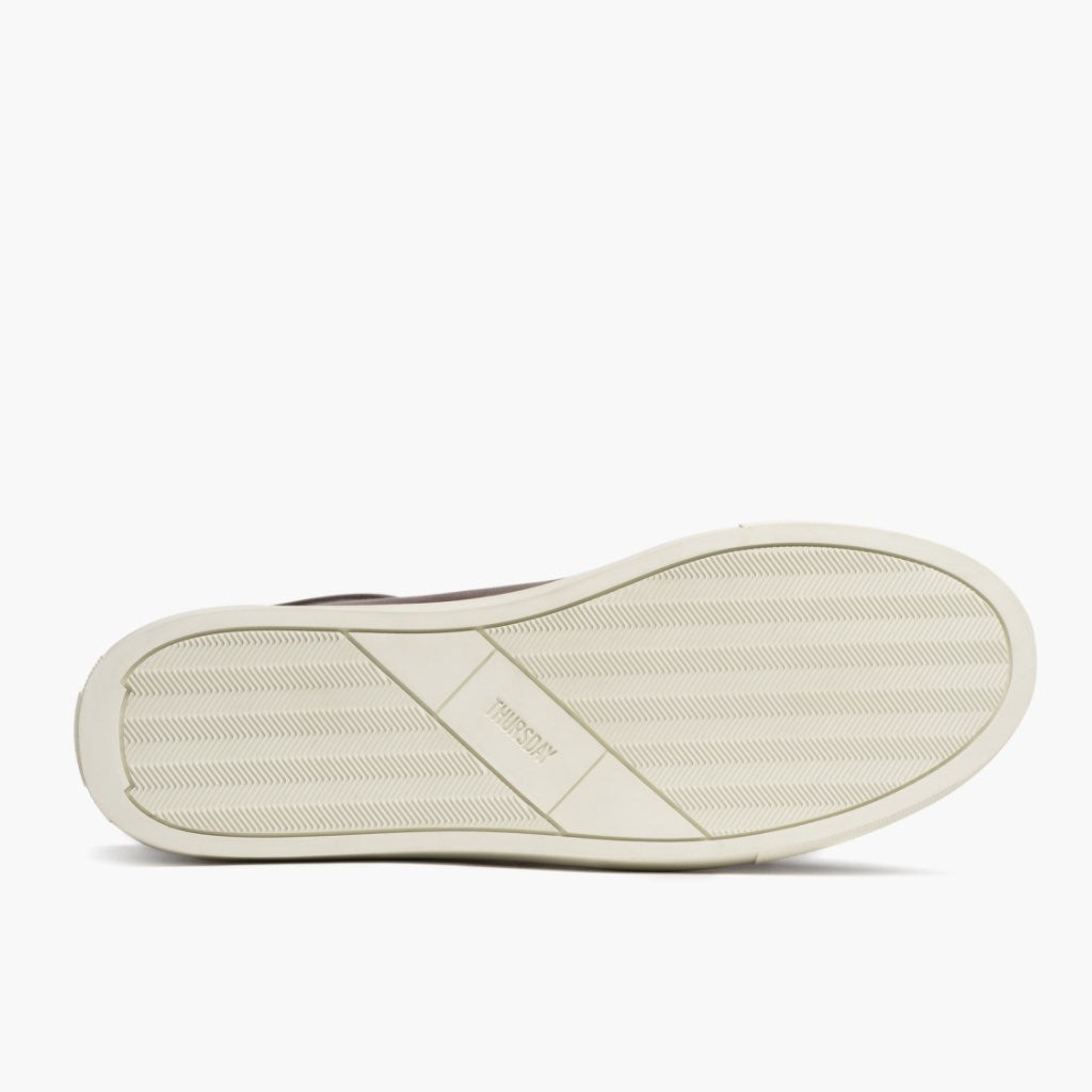 High-Traction Rubber Outsole & Lug Tread Pattern on Premier Low Top Coffee Lädersneakers för Herr For Men