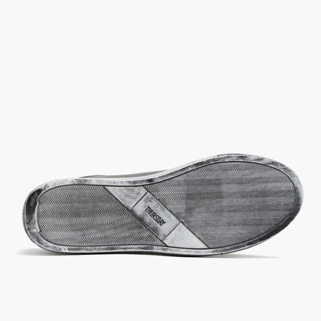 High-Traction Rubber Outsole & Lug Tread Pattern on Premier Low Top Distressed Grey Lädersneakers för Herr For Men