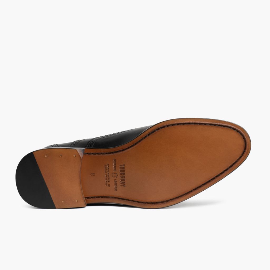 Närbildsdetalj of Classic Collar & Heavy-Duty Zipper Hardware on Aviator Svart Läderloafers för Herr