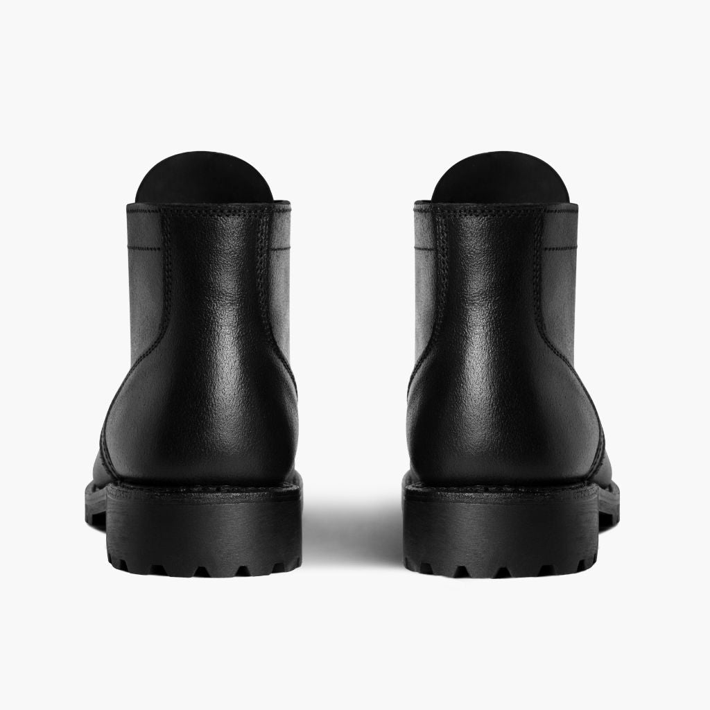 High-Traction Rubber Outsole & Lug Tread Pattern on Vanguard Svart Waxed Roughout Läderkängor för Herr For Men