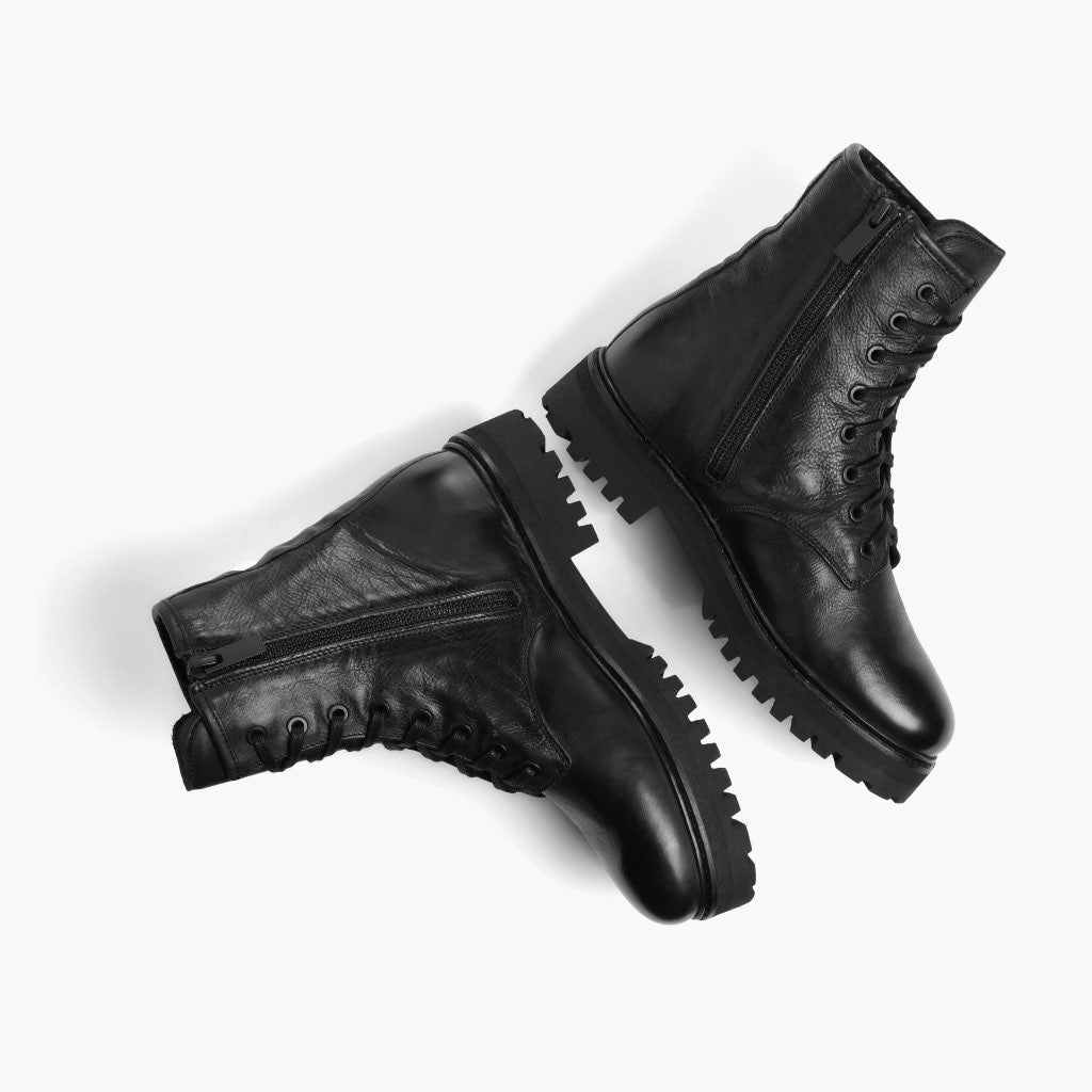 High-Traction Rubber Outsole & Lug Tread Pattern on Combat Svart Läderkängor för Dam
