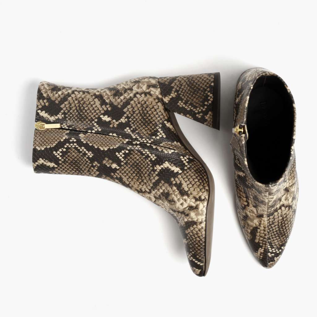 High-Traction Rubber Outsole & Lug Tread Pattern on Heartbreaker Snake Print Läderkängor för Dam