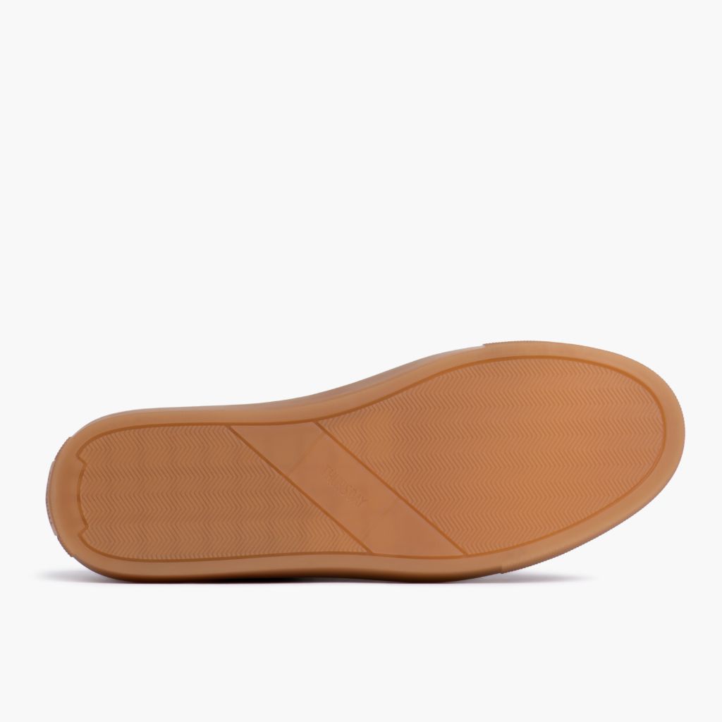 High-Traction Rubber Outsole & Lug Tread Pattern on Premier Low Top Camel Lädersneakers för Dam