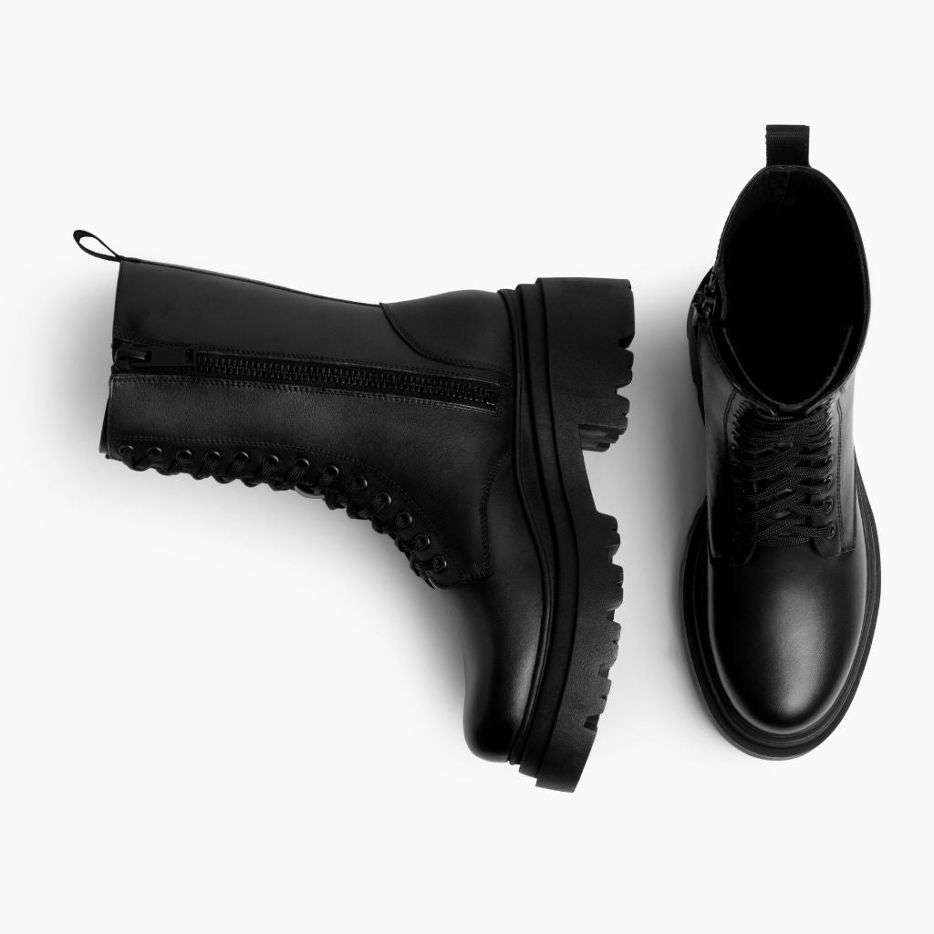High-Traction Rubber Outsole & Lug Tread Pattern on Fatale Svart Läderkängor för Dam