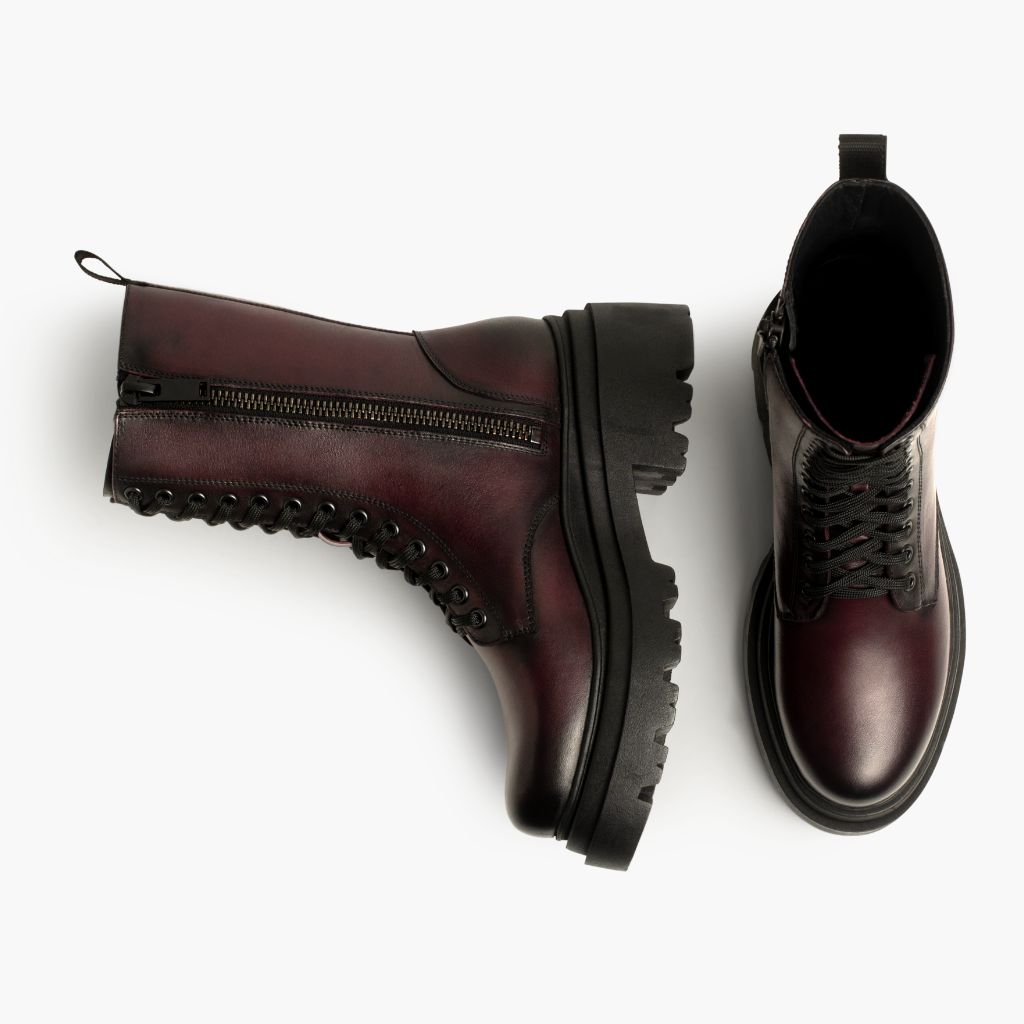 High-Traction Rubber Outsole & Lug Tread Pattern on Fatale Svart Cherry Läderkängor för Dam
