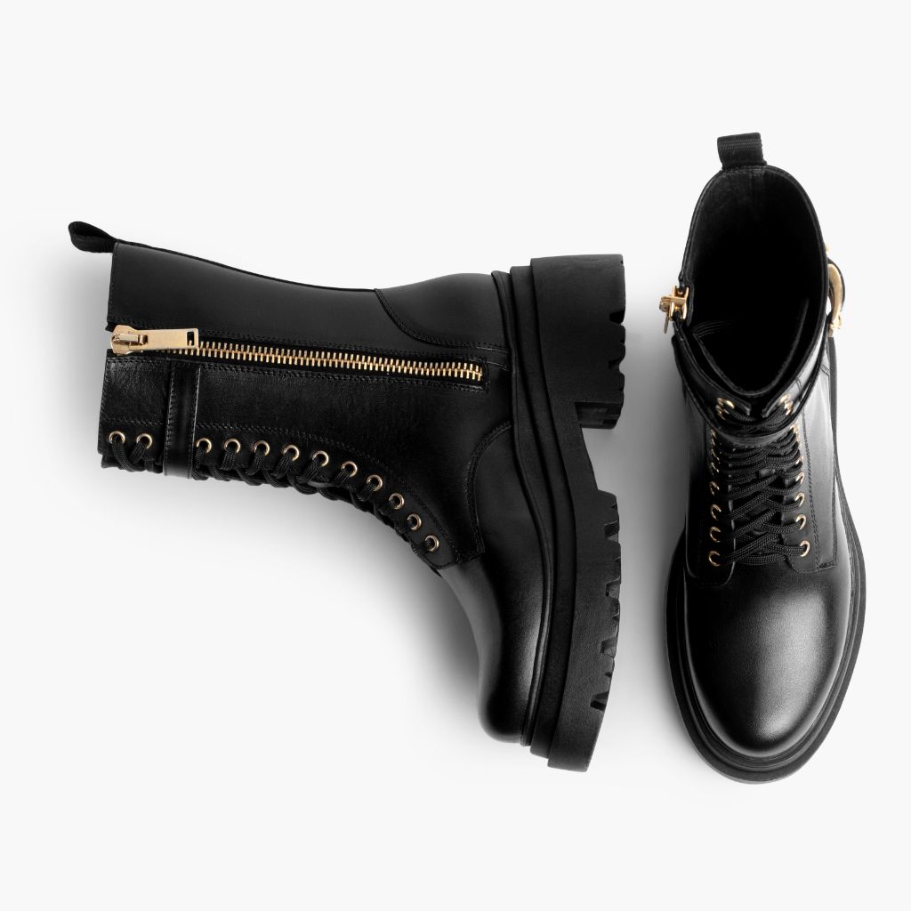 High-Traction Rubber Outsole & Lug Tread Pattern on Fatale Svart & Gold Läderkängor för Dam