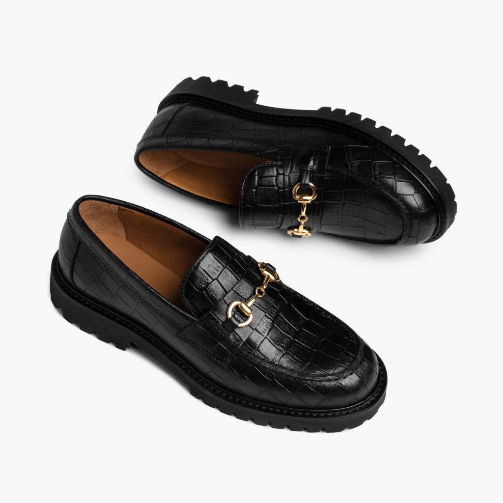 High-Traction Rubber Outsole & Lug Tread Pattern on Penny Svart & Gold Croco Läderloafers för Dam