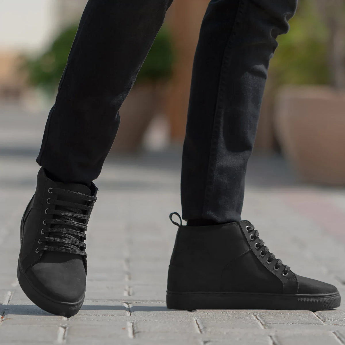 High-Traction Rubber Outsole & Lug Tread Pattern on Marty High Top Svart Nubuck Lädersneakers för Herr