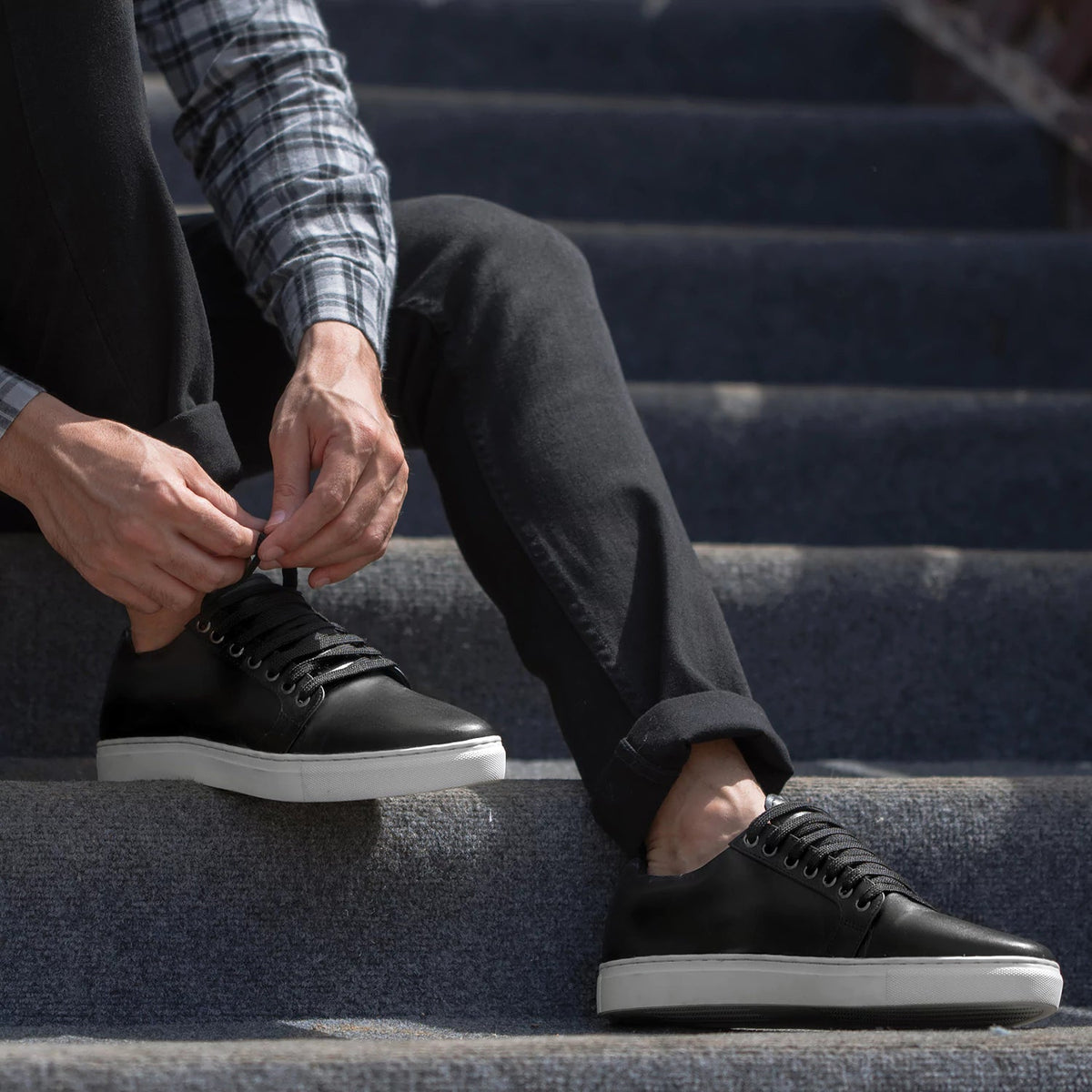 High-Traction Rubber Outsole & Lug Tread Pattern on Murphy Low Top Svart Lädersneakers för Herr