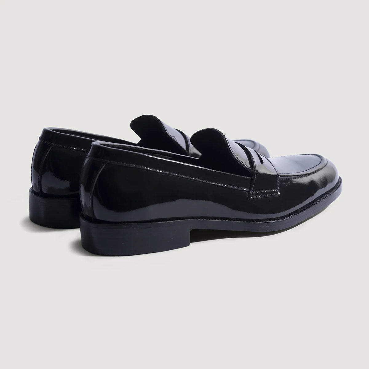 High-Traction Rubber Outsole & Lug Tread Pattern on Baxton Svart Patent Läderloafers för Herr For Men