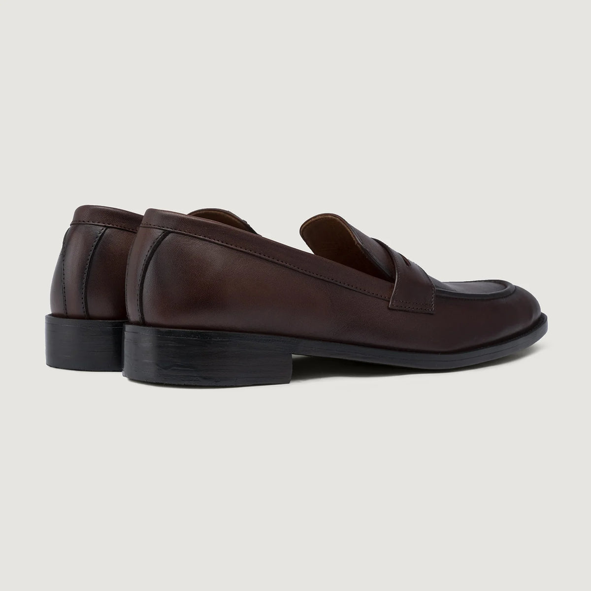 High-Traction Rubber Outsole & Lug Tread Pattern on Baxton Burnished Brun Läderloafers för Herr For Men