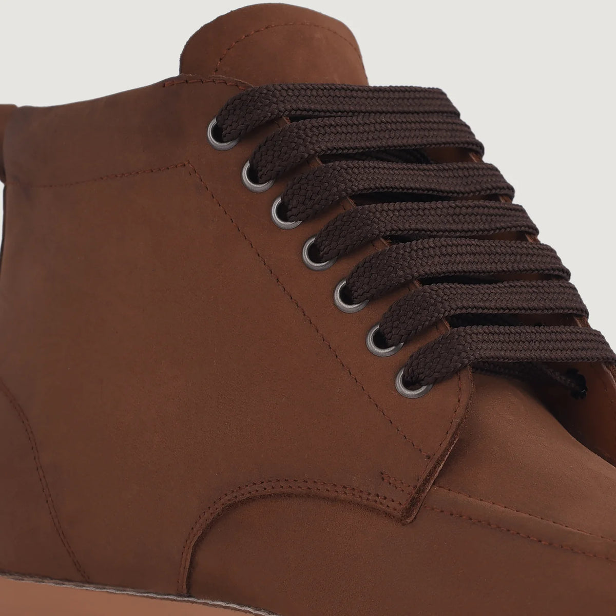 High-Traction Rubber Outsole & Lug Tread Pattern on Bearman Moc Toe Pull-up Brun Läderkängor för Herr