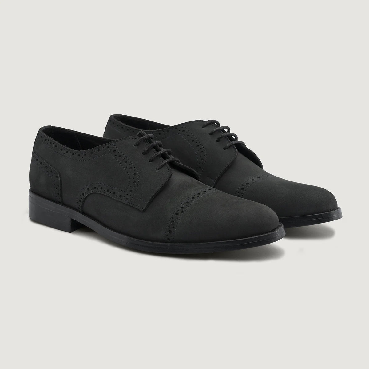 Dirk Brogues Derby Matte Black Nubuck Leather Shoes StudGuard For Men in Matte Black Full-Grain Leather - Sidovy | Handla online