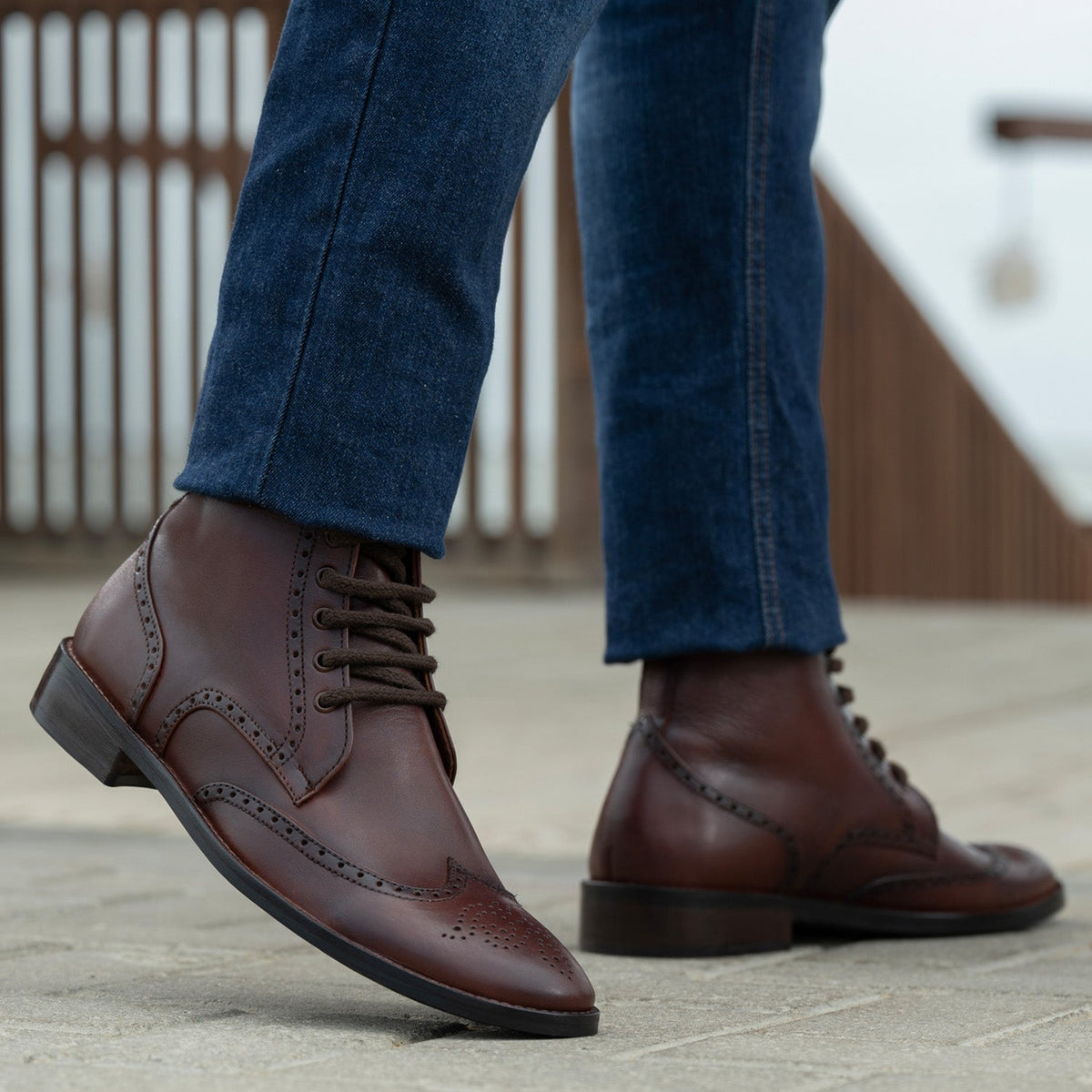 Passformsperspektiv på  Duster Brogues Derby Brun Burnished Läderkängor - StudGuard för Herr på modell i naturligt dagsljus