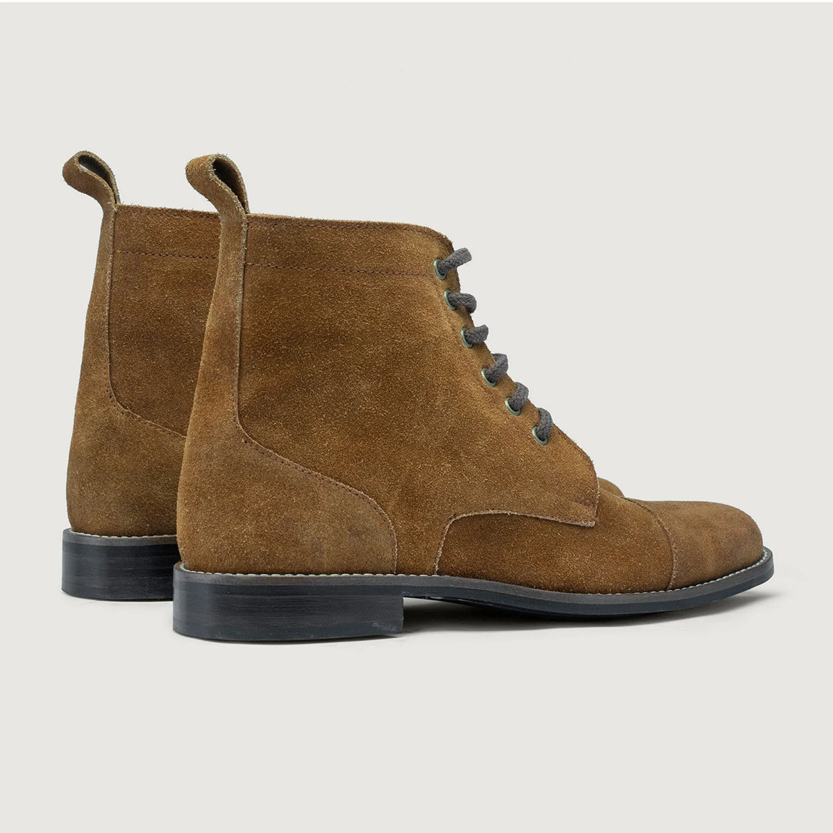 High-Traction Rubber Outsole & Lug Tread Pattern on Knight Derby Brun Suede Läderkängor - StudGuard för Herr