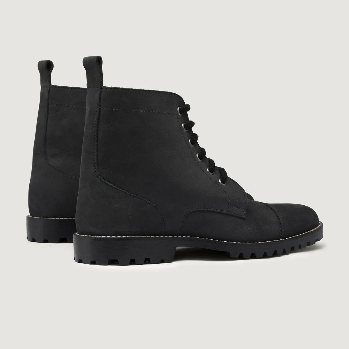 High-Traction Rubber Outsole & Lug Tread Pattern on Knight Derby Svart Matte Nubuck Läderkängor - TerraGrip för Herr