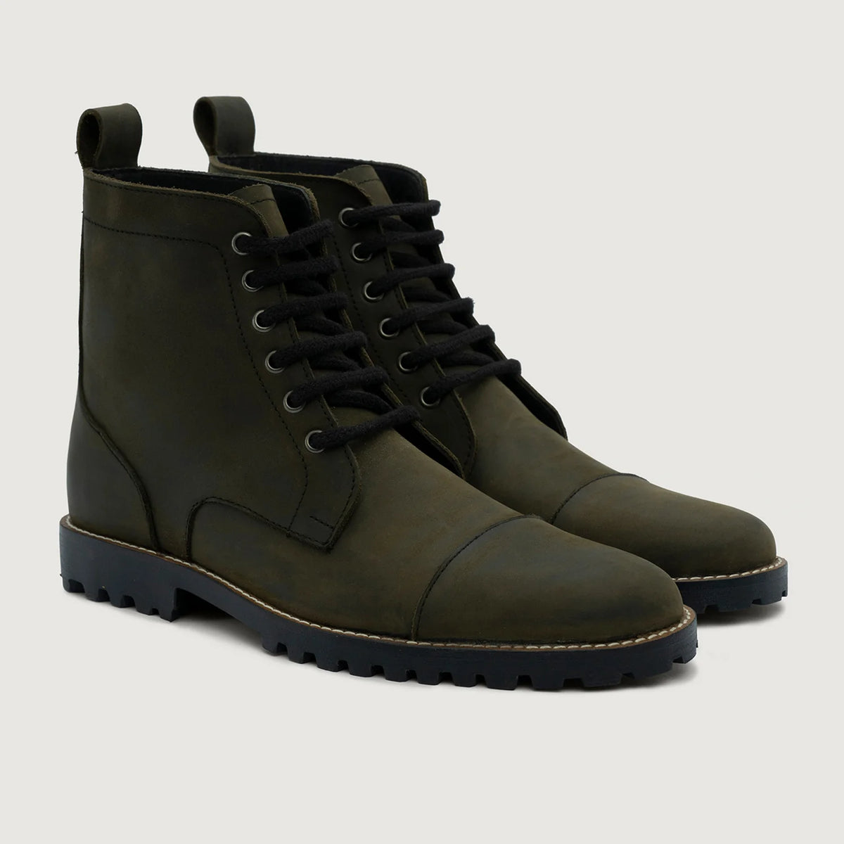 Knight Derby Olive Grön Pullup Läderkängor - TerraGrip för Herr in Olive Green Full-Grain Leather - Sidovy | Handla online