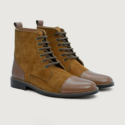 Knight Derby Ljusbrun & Brun Läderkängor - StudGuard för Herr in Brown Full-Grain Leather - Sidovy | Handla online