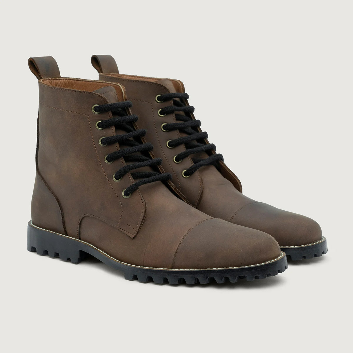 Knight Derby Waxed Brown Pullup Leather Boots TerraGrip For Men in Waxed Brown Full-Grain Leather - Sidovy | Handla online