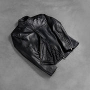 Styled Fit Perspective of Men's Adornica Svart Bikerjacka i Läder för Herr on Model - Natural Daylight Drape