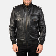 Close-Up Detail of High neck &amp; Zipper Hardware on Men's Agent Shadow Svart Bomberjacka i Läder för Herr