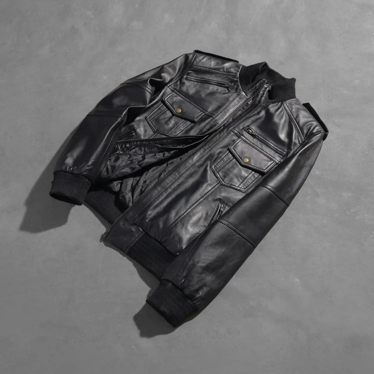 Styled Fit Perspective of Men's Agent Shadow Svart Bomberjacka i Läder för Herr on Model - Natural Daylight Drape