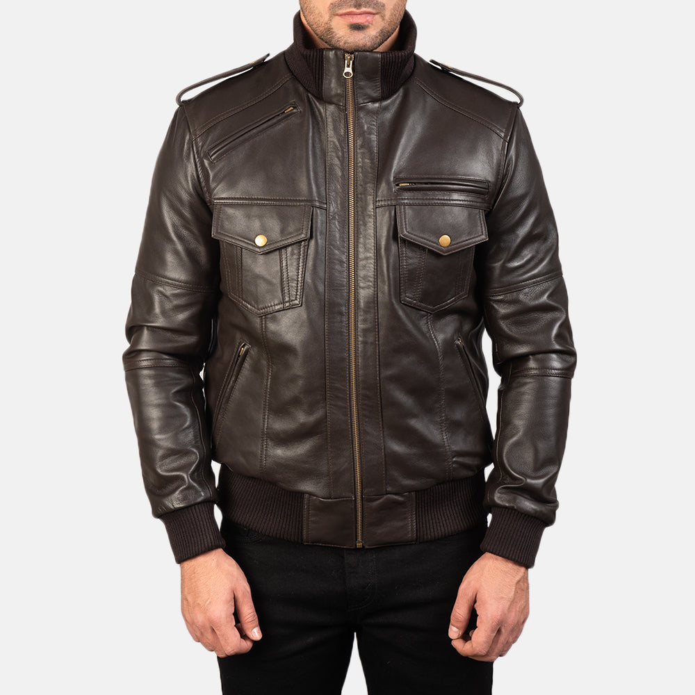 Close-Up Detail of High neck &amp; Zipper Hardware on Men's Agent Shadow Brun Bomberjacka i Läder för Herr