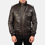 Close-Up Detail of High neck &amp; Zipper Hardware on Men's Agent Shadow Brun Bomberjacka i Läder för Herr