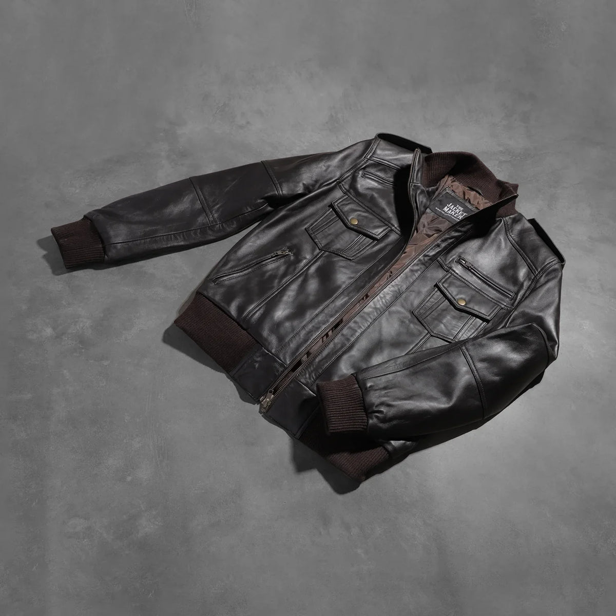 Styled Fit Perspective of Men's Agent Shadow Brun Bomberjacka i Läder för Herr on Model - Natural Daylight Drape