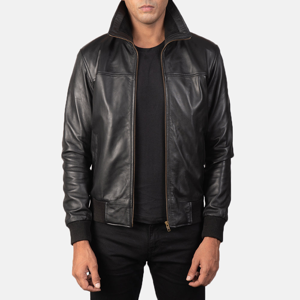 Men's Air Rolf Svart Bomberjacka i Läder för Herr in Black Sheepskin Leather - Front Profile View &amp; Tailored Silhouette | Buy Online