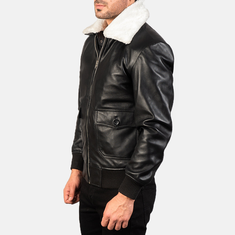 
Black Sheepskin Leather Bomber Jacket - Bakifrån med perfekt axelpassform och ren fåll