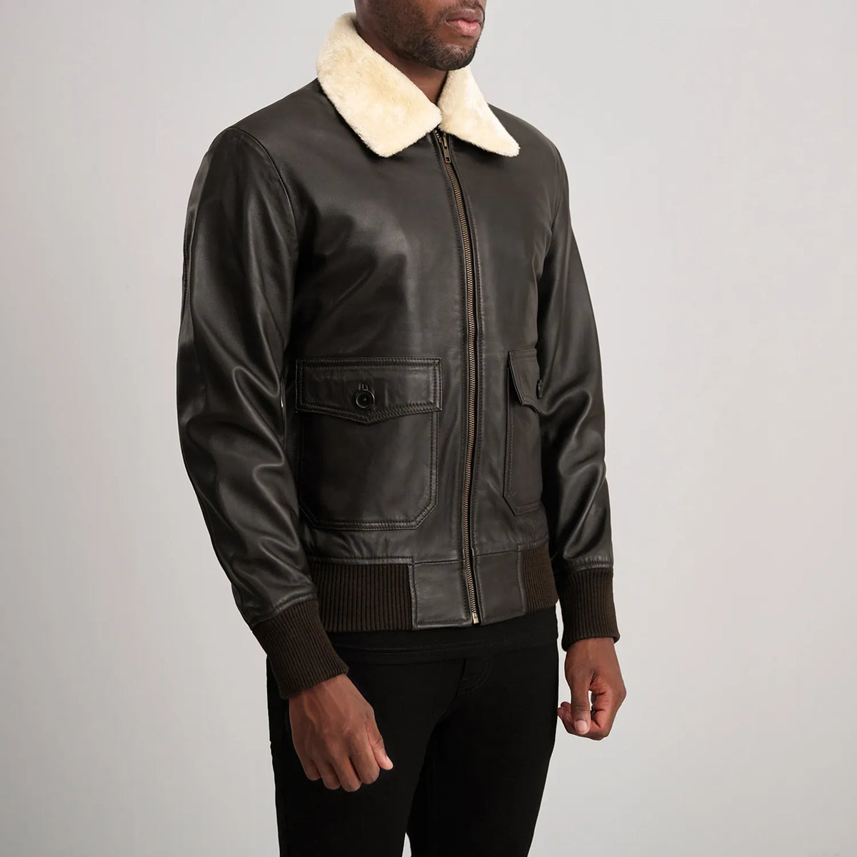 
Brown Sheepskin Leather Bomber Jacket - Bakifrån med perfekt axelpassform och ren fåll