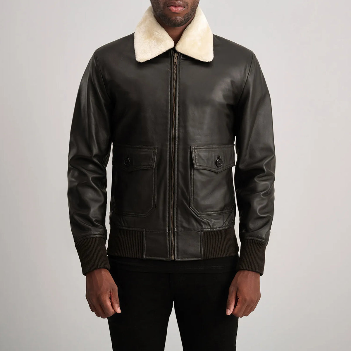 
Närbildsdetalj of Shirt with Removable Fur & Zipper Hardware on Airin G-1 Brun & Cream Bomberjacka i Läder för Herr