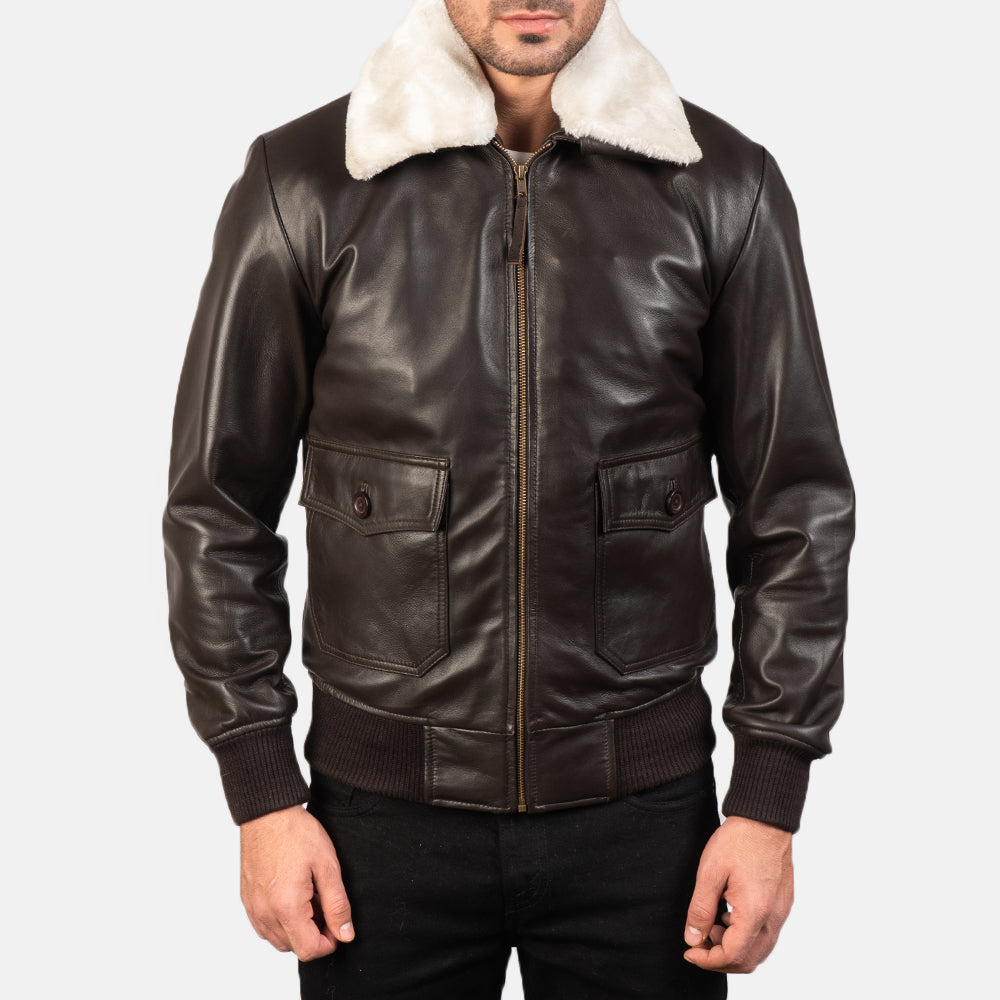 Close-Up Detail of Shirt with Removable Fur &amp; Zipper Hardware on Men's Airin G-1 Brun Bomberjacka i Läder för Herr