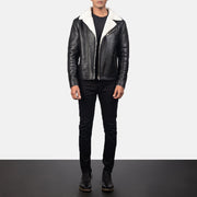 Close-Up Detail of Notch &amp; Zipper Hardware on Men's Alberto White Shearling Svart Läderjacka för Herr