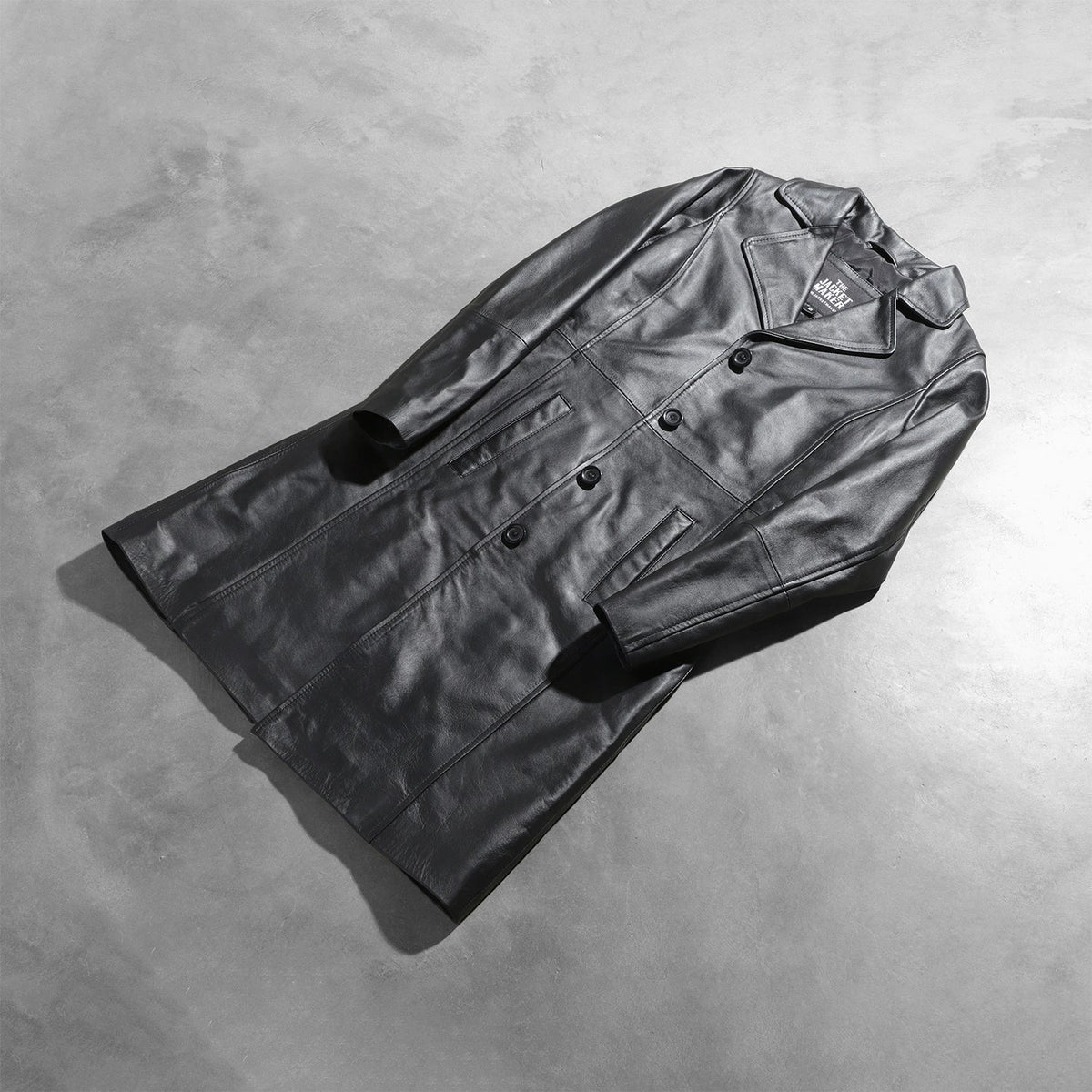 Styled Fit Perspective of Women's Alexis Svart Single Breasted Leather Coat för Dam on Model - Natural Daylight Drape