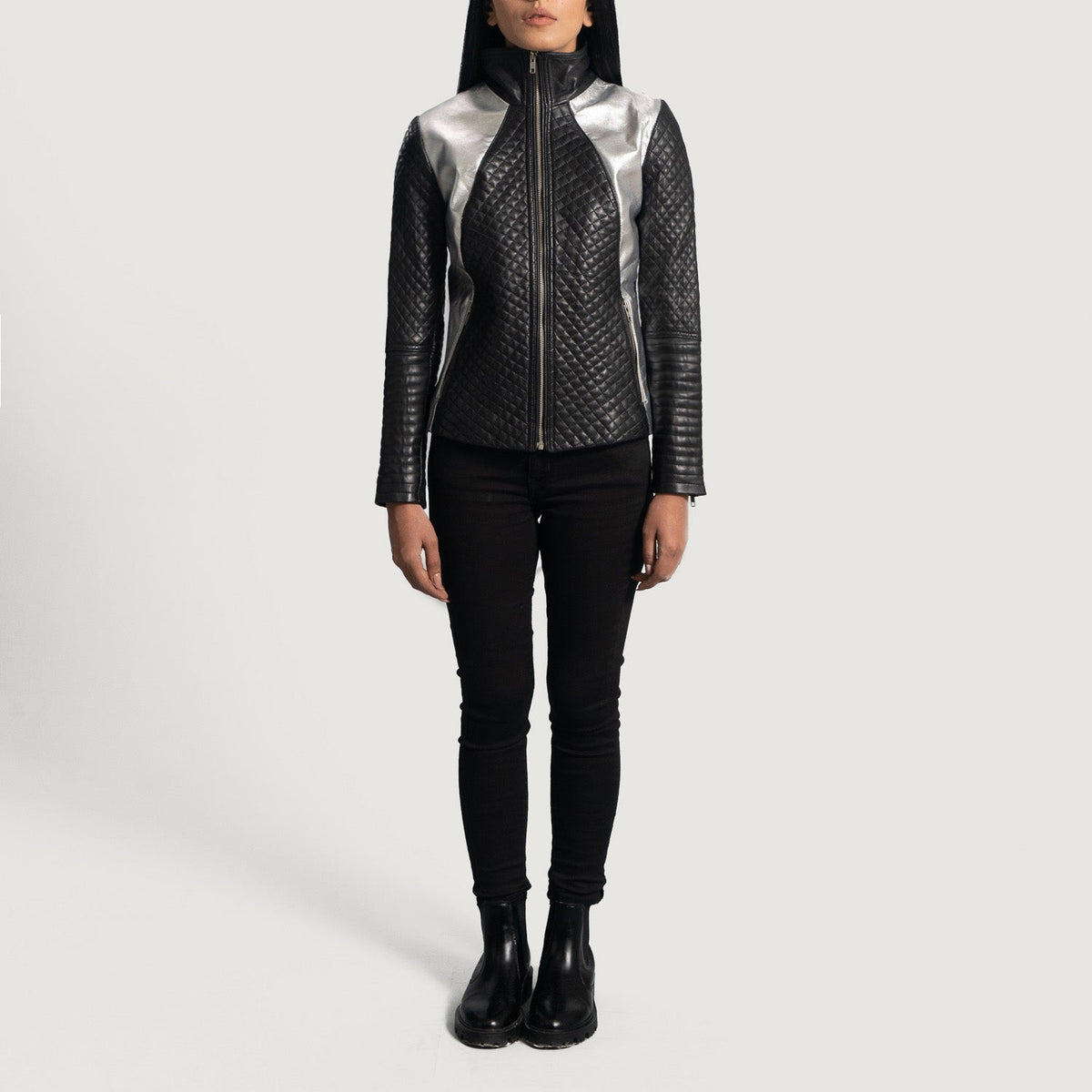 Close-Up Detail of High Neck &amp; Zipper Hardware on Women's Alia Metallic Svart Bikerjacka i Läder för Dam